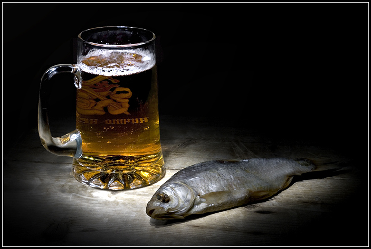 Рыба пьет пиво. Пивко с рыбкой. Пиво вобла.