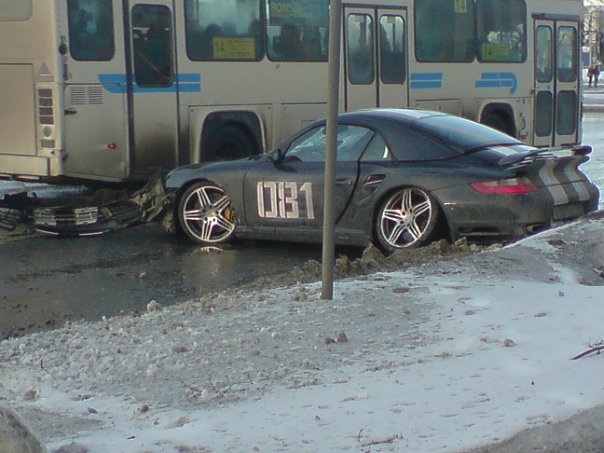 Пермяк разбил Porsche 7 фот