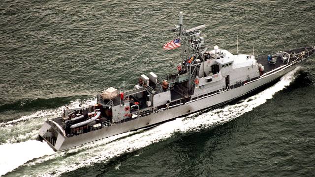 Командование ВМС США сообщило о перехвате судна с 2 тысячами автоматов Калашникова в Оманском заливе