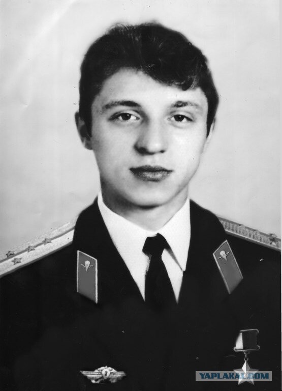 Погиб боец Антонин Тихонов. Во время последнего боя краповый берет был с ним на его груди.