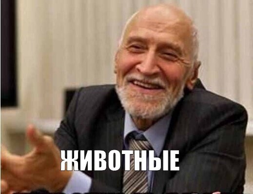 Просто женщина слушает музыку и качает в такт головой, смотря на Москва-Сити