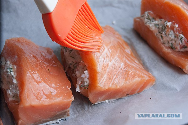 Семга фаршированная креветками и сыром
