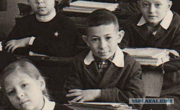 Знаменитости в детстве. Фото из домашних архивов