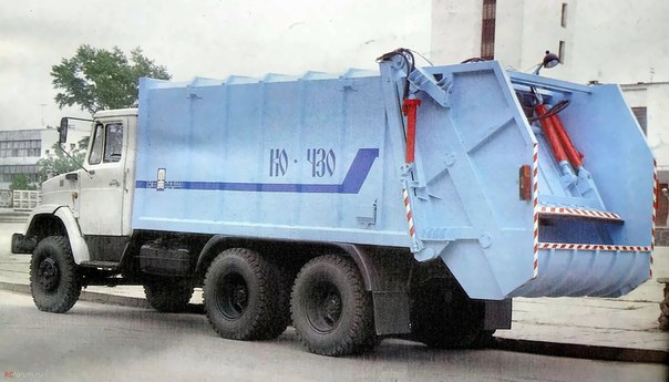 Дети пришли смотреть мусоровоз