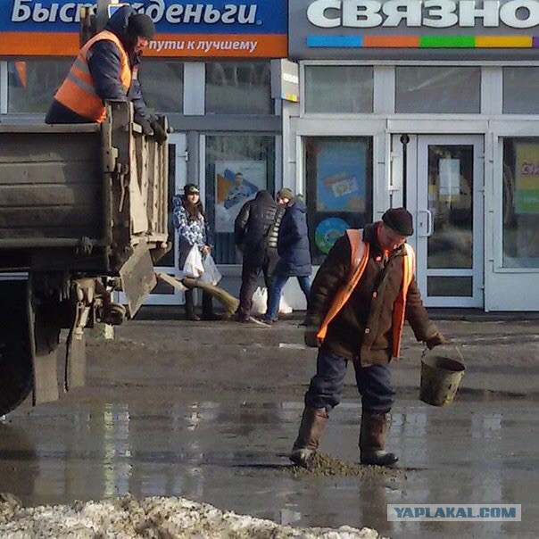 Омские дороги выглядят так, как будто там закончилась не зима, а война