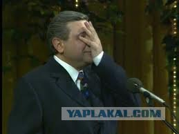 Едет пацанчик, сигаретку покуривает