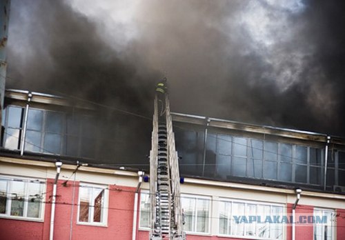 Горит Центр Гробаря на ул. Радио, Москва