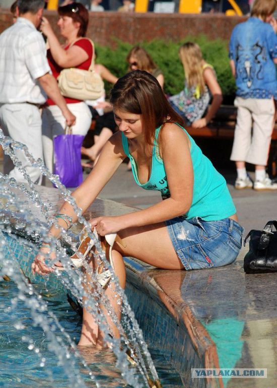 Летние девушки в мини юбках и не только