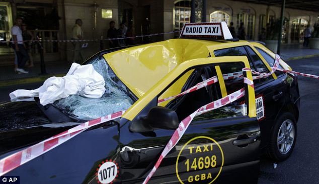 Такси спасло женщину, выпавшую из окна 23 этажа