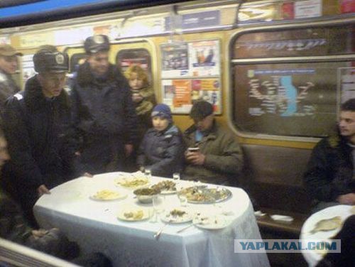 Пассажиры в метро.
