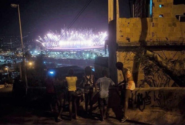 Две фотографии о том, как выглядела церемония открытия Олимпиады с другой стороны