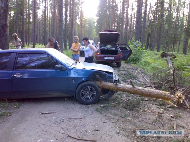 Audi R8 проткнуло насквозь отбойником