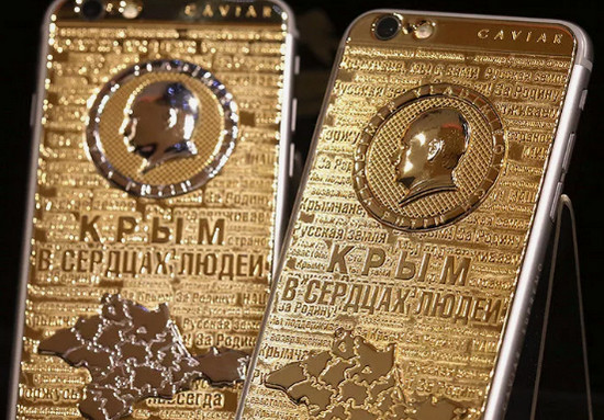 Путин попросил выгравировать свои инициалы на цепочках к крестам для военных