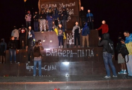 Опять украинцы к памятнику пристают