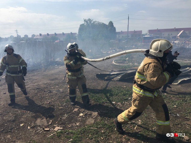 Видео с высоты: пламя выжгло цыганский поселок под Самарой
