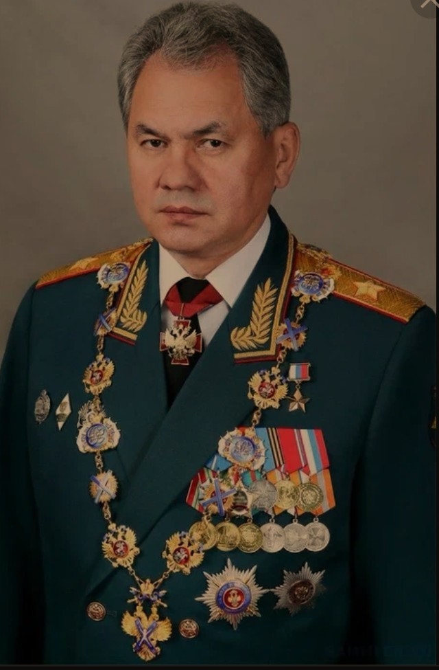 "Повесил свой сюртук на спинку стула музыкант.." ©