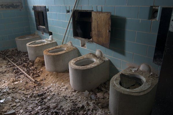 Заброшенное бомбоубежище с необычным дизелем и корабельными дверями
