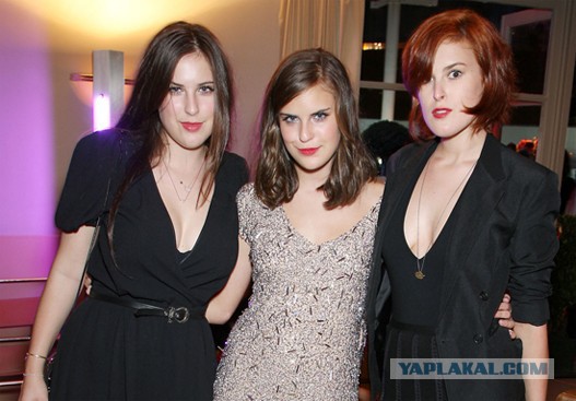 Дочь Брюса Уиллиса прогулялась топлесс