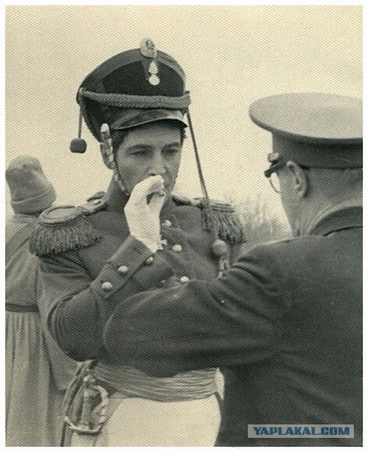 История СССР. Литва, 1980-е . Раввин с калмычкой спрашивают у местных, как пройти в синагогу