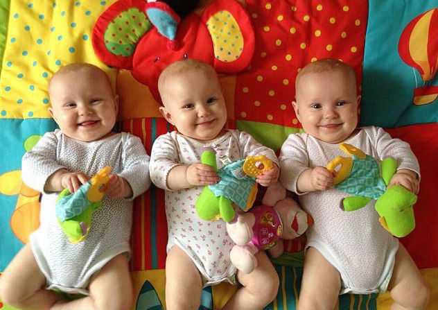 Родители придумали, как им различать тройняшек
