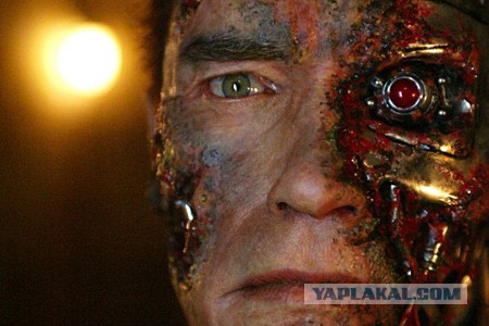 Милая девушка с глазами разного цвета