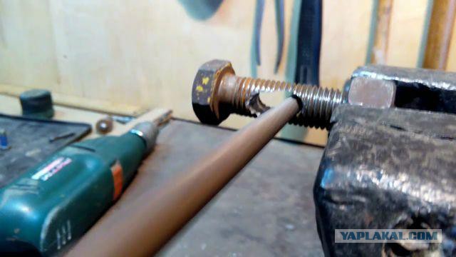 Магнитный молоток - из ржавого болта на 19"