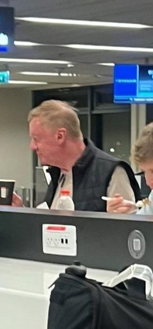 Дагестанец пытается найти евреев в турбине самолёта