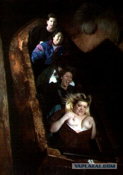 Смешные лица людей на экстремальных аттракционах