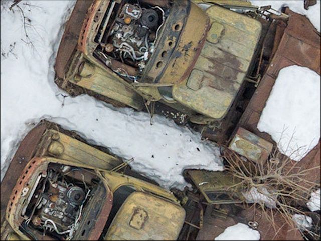 Поехал гулять в лес, а нашёл груды сожжённых военных машин
