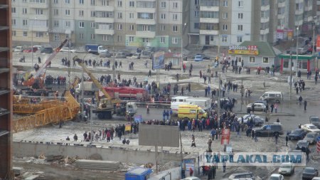 В Красноярске на прохожих рухнул башенный кран