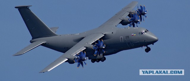 Полет военно-транспортных самолетов Airbus A400M и C-130 Hercules
