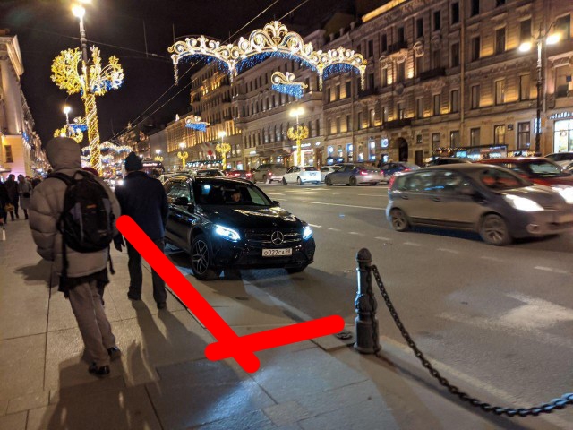 Михаил Боярский снова на коне в центре Петербурга. Артист завершает год фирменной парковкой