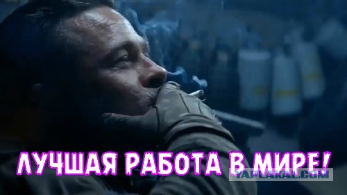 Куда он засовывает свой палец?