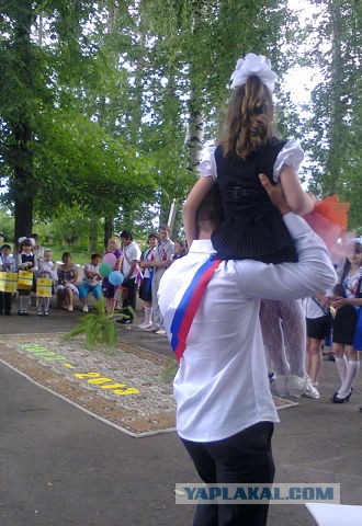 Школьницы на последнем звонке 2013