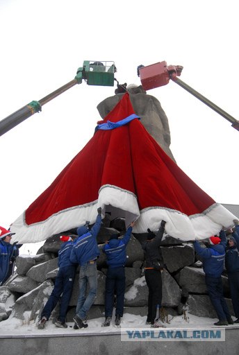 Челябинский памятник нарядили дедом Морозом