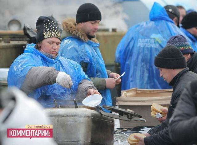 Соседи Януковича с боем прорываются домой.