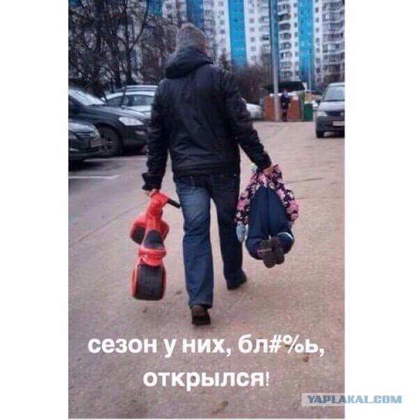 Агрессивная мотоциклистка на тротуаре