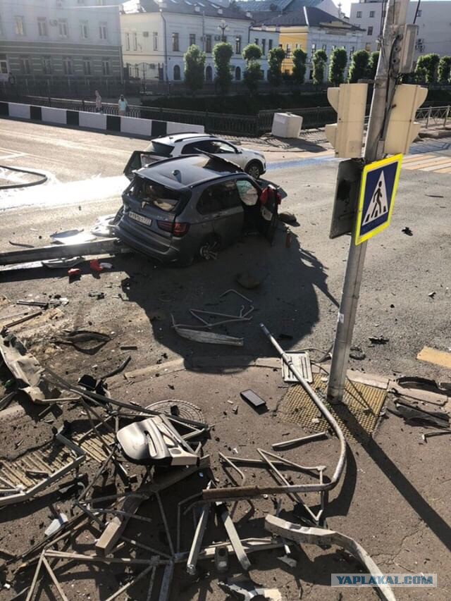 В центре Казани BMW снес десятки метров ограждений и столбы, машина полностью разбита