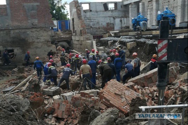 В Новосибирске обрушилась стена дома. Под завалами могут быть 12 человек