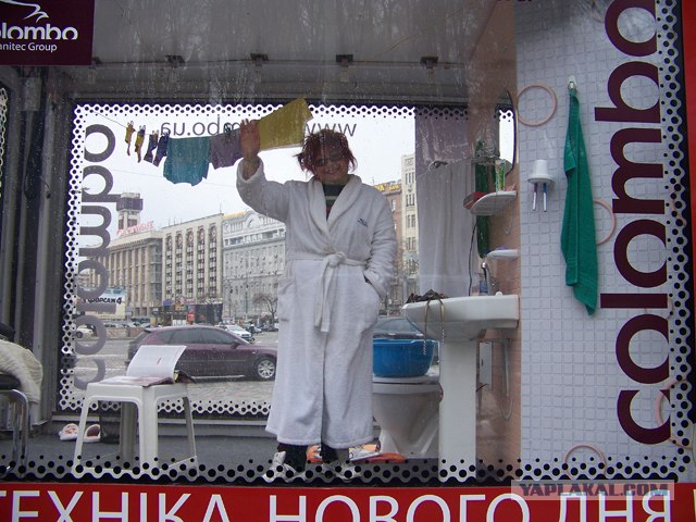 В туалете на виду у всех (4 фото)