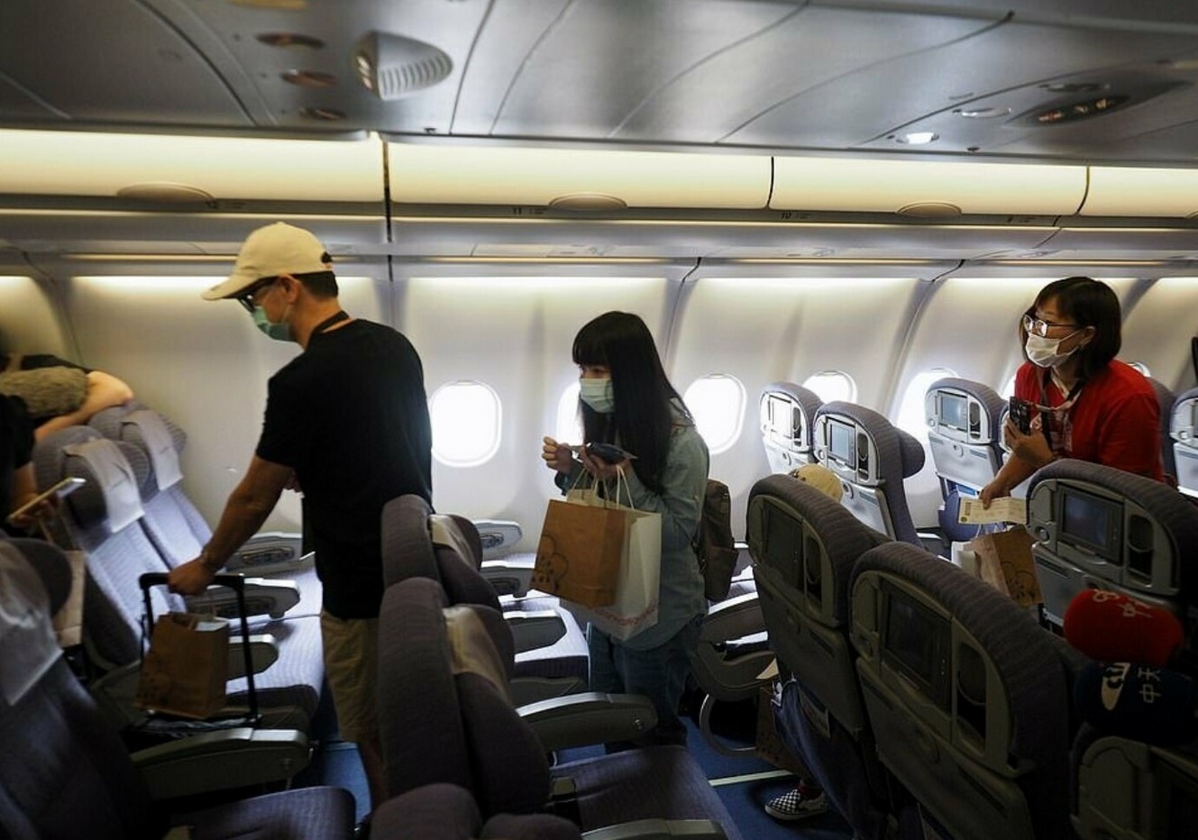 Люди на борту самолета. Тайвань самолет Чайна Эйрлайнс. Самолет с пассажиром. Самолет внутри с пассажирами. Салон самолета с пассажирами.