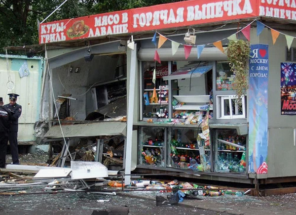 Возле станции Кубинка в Подмосковье рванул ларек с шаурмой