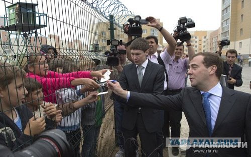 Дмитрий Медведев раздает автографы школьникам