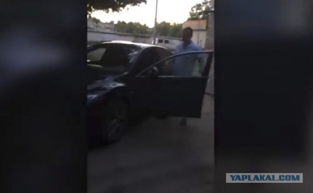 Неадекватный водила избил прохожего.