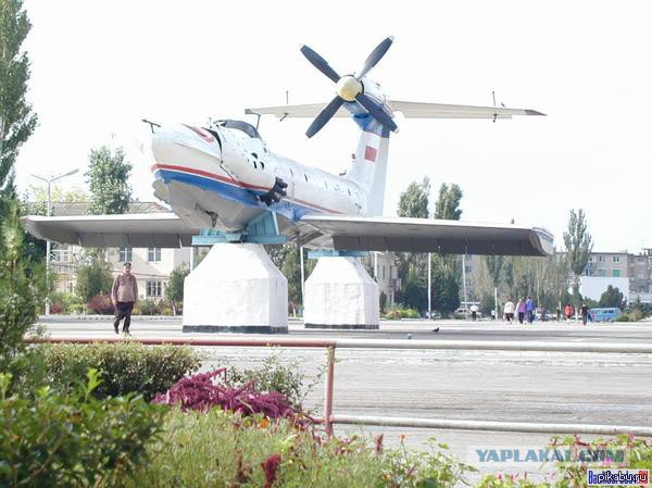 Самолет во дворе