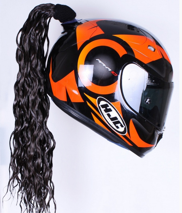 Мотосезон пришлось закрыть: девушку-мотоциклистку приложил дверью автомомбилист