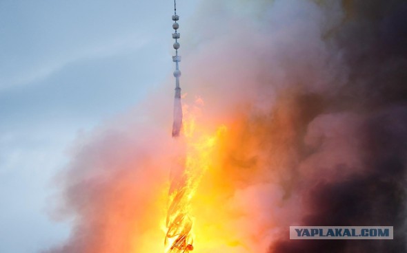 Шпиль рухнул во время пожара на старой фондовой бирже Копенгагена