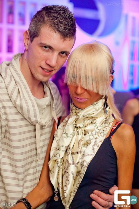 Из-за занавески