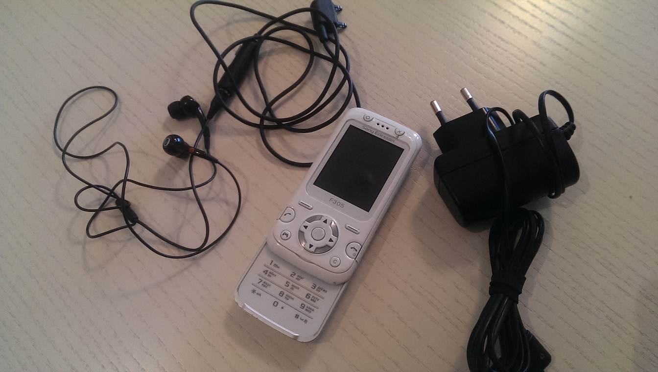 Sony ericsson f305 обмен в Москве - ЯПлакалъ