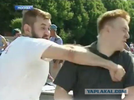 Радостный болельщик в Москве схватил журналистку за грудь в прямом эфире